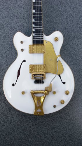 RGM73 Brian Setzer 1955 White Falcon Guitare Miniature – Image 2